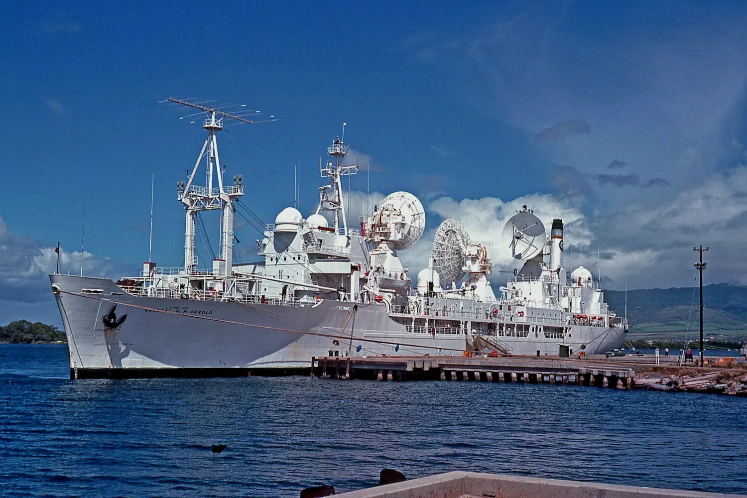舰首的对数周期通信天线取代了原有的高频通信天线