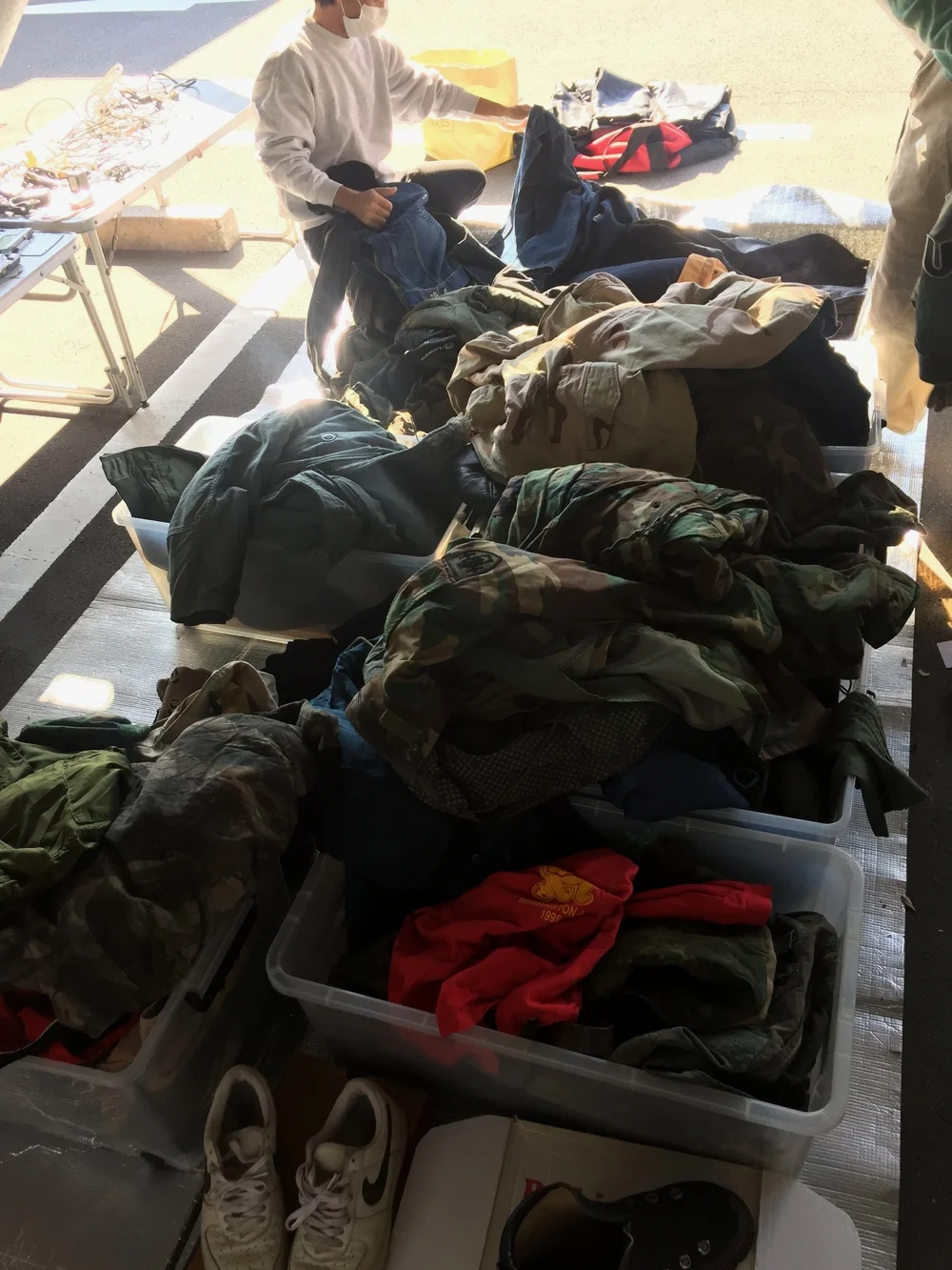 专卖军品的摊位之一，我在这里翻出来一个战车机械师用的工具提包。其他商品大多是M65和夜间迷彩一类的外套夹克