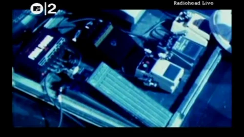 一张近照：2003年6月5日 Radiohead 在 MTV$2表演《Go To Sleep》时 Jonny 的半块效果器板。
