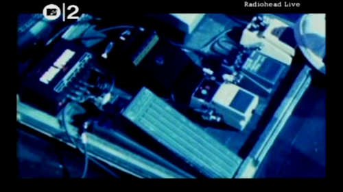 一张近照：2003年6月5日 Radiohead 在 MTV$2表演《Go To Sleep》时 Jonny 的半块效果器板。
