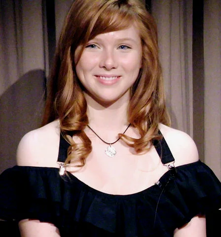 Molly Quinn，作为演员2009年凭借短片《牺牲》成为摩纳哥国际电影节新人奖得主。07年至今每年都有影视作品产出，在夜谷配了一个阴谋论下数字电台的AI 以及其他两三个小角色，没印象的话没关系，请看下一页。