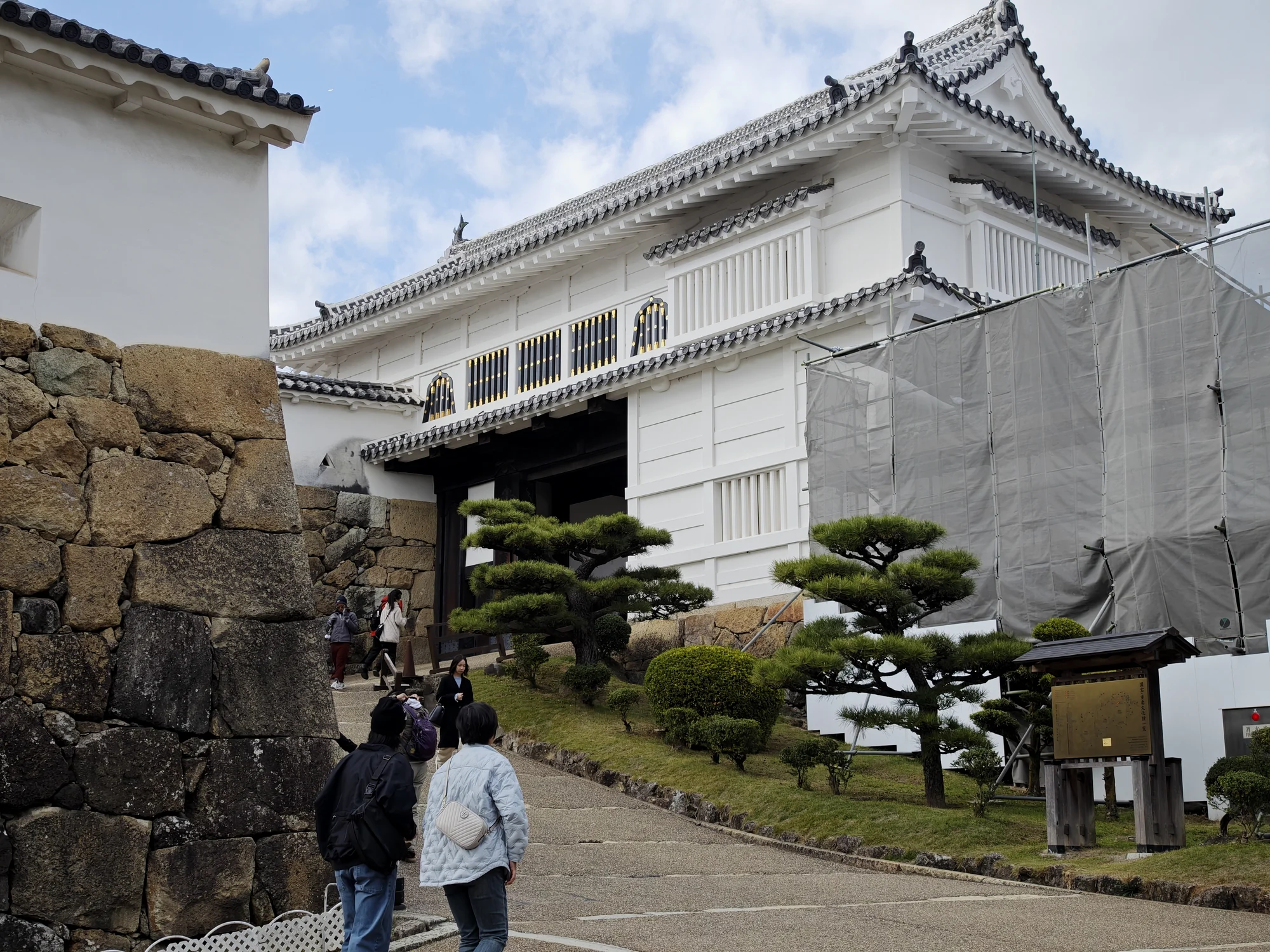 登城道中一座大门