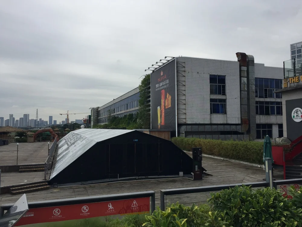 会场大楼正面，于高台上拍摄