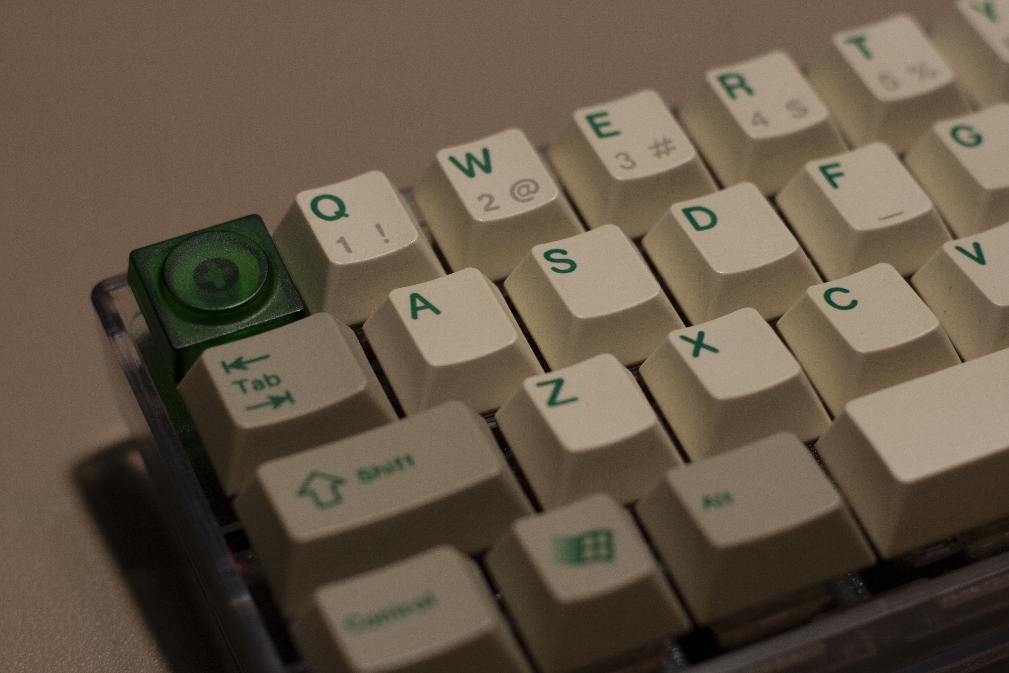 为了记住按键的内容，我们可以定制，如这个键盘的qwer行