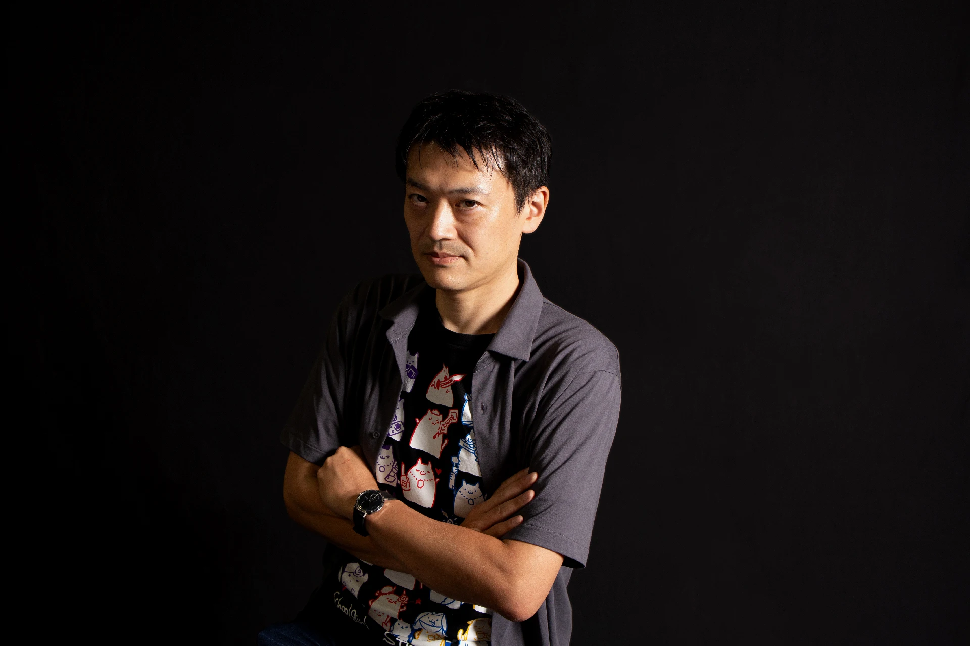 石山 貴也：“灵视异闻”系列总监兼剧本。曾担任《勇者斗恶龙X Online》Ver.1 游戏生态策划组长以及《FINAL FANTASY XII REVENANT WINGS》共同总监、剧本、剧情事件等。