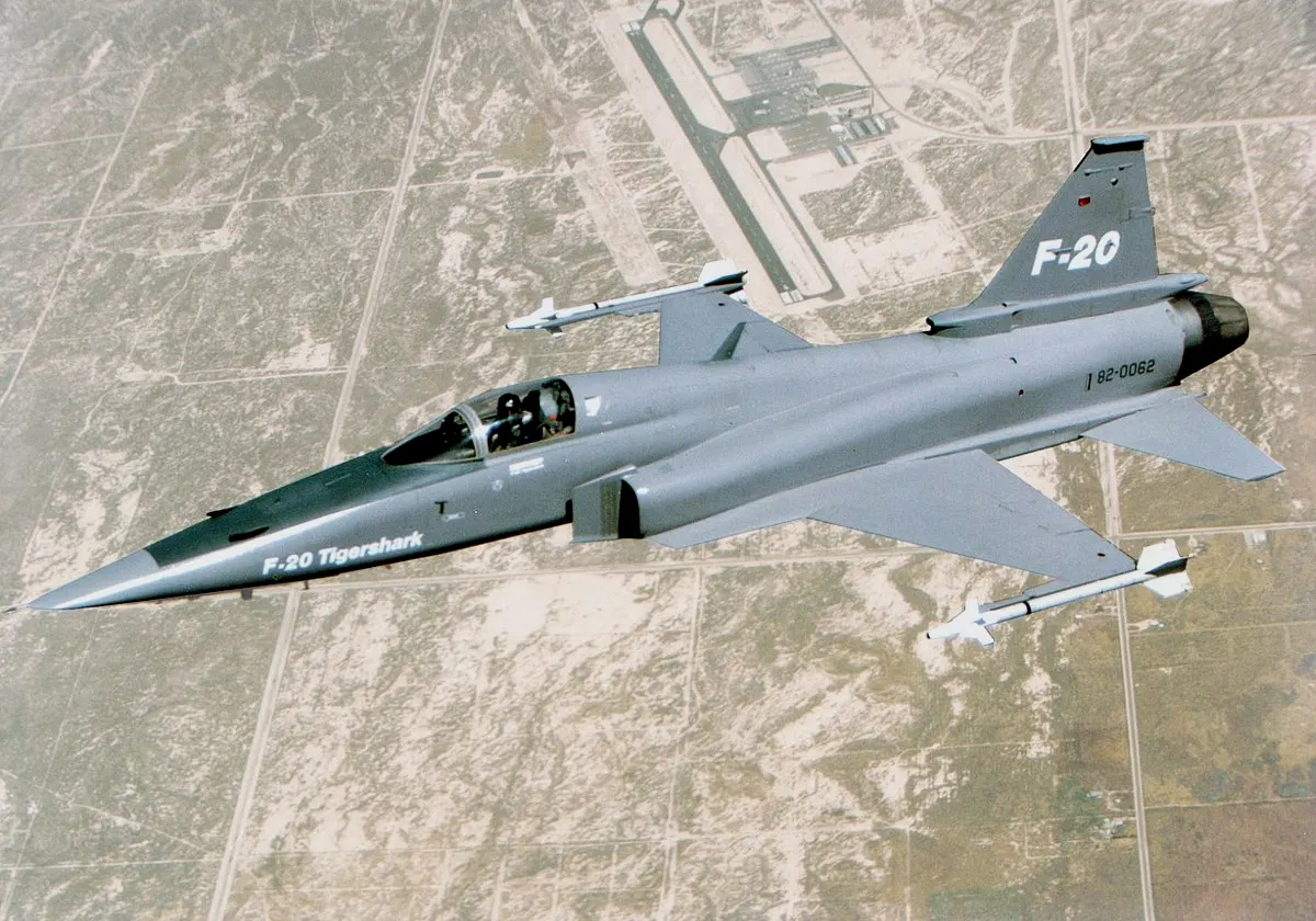 F-20，美国人用来贸易的低端机，如果冷战白热化也能用来消耗对手的低端机。这可是真飞过的
