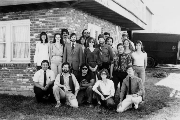 八十年代初的SJG團隊，穿背心的是我。右二是我未來的妻子。最右邊的Allen Varney是老搭檔了。Steve Jackso打著領帶穿著夾克站在第二排。