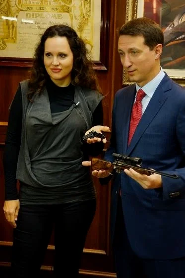 Dmitri Strechinski与他夫人，他手中的模型应该是该公司的一款狩猎用步枪的模型