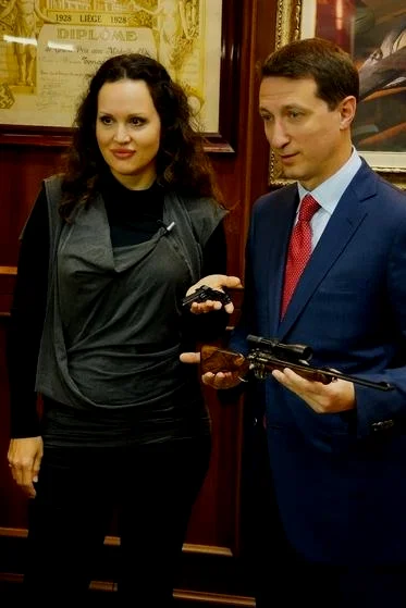 Dmitri Strechinski与他夫人，他手中的模型应该是该公司的一款狩猎用步枪的模型
