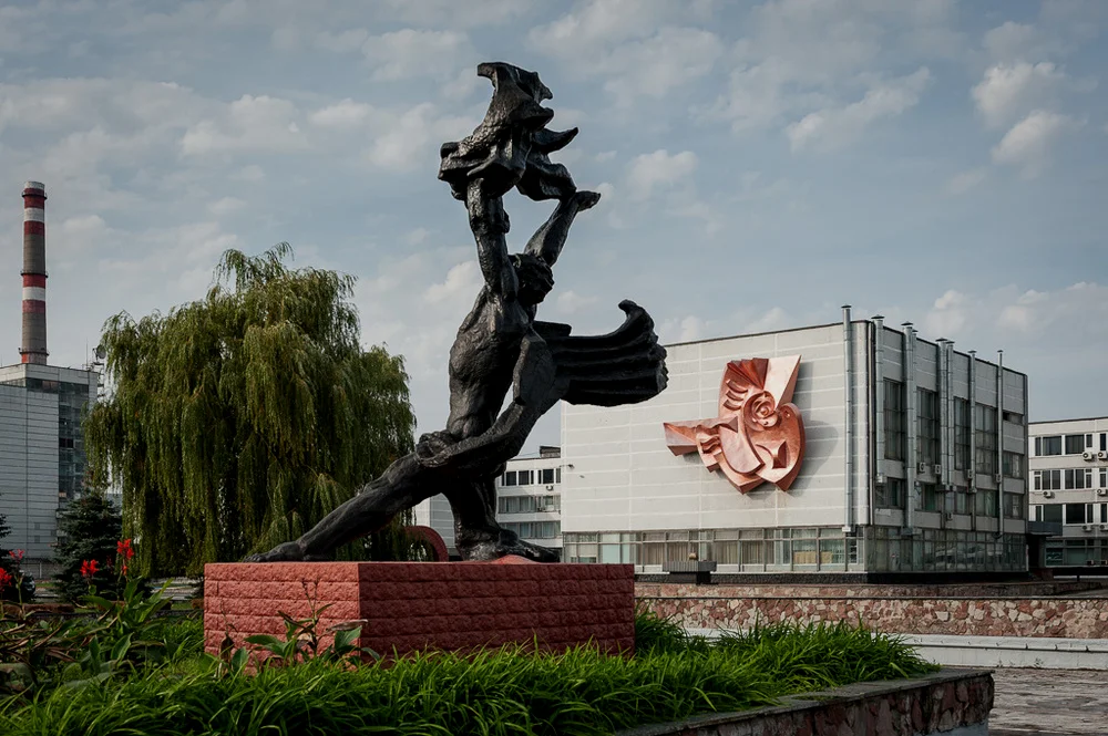 背景里是苏联范儿的方块厂房和构成主义雕塑