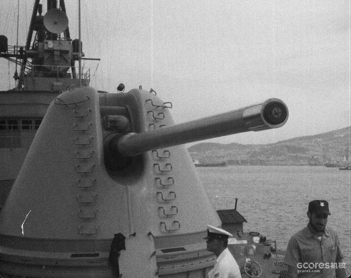 MK71型舰炮的炮塔大量使用铝合金，整个炮塔旋转部分（不含身管）的重量只有7.8吨，而轻量化身管也只有只有9吨水平。包含75发待装填弹药的全套火炮系统重量在78吨左右，和127mm的MK42型舰炮66吨左右的水平差别不大。