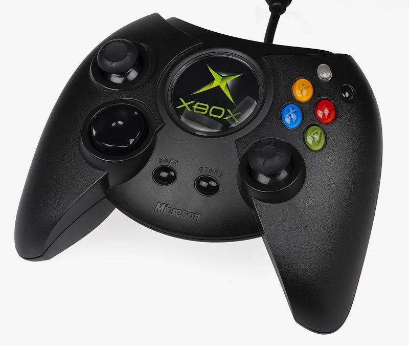 原始Xbox手柄，官方绰号“公爵”Duke，但一般叫“肥仔”Fatty 这款手柄在日本很不受欢迎 当然Xbox主机也不受欢迎 被称为“凶箱”