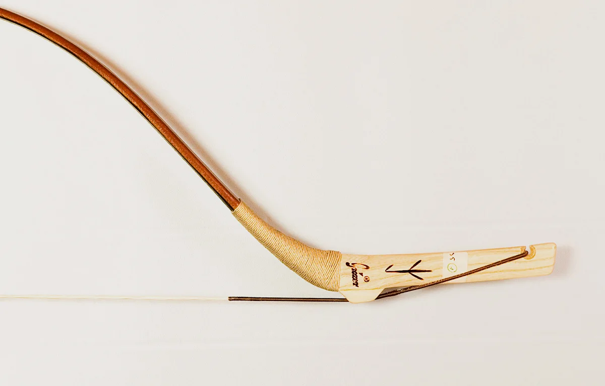 这张弓的弦槽就是很传统的亚洲流行款式了。由于弦槽回返非常大，可见这里弓弦是包垄并绕过了弓梢的。