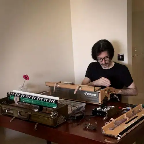 一张照片：Micka Luna 在帮助 Nao 将 Jonny 的老款 Ondomo 琴放进新款 Tiroir 中，由 Micka 在2017年6月20日发布。