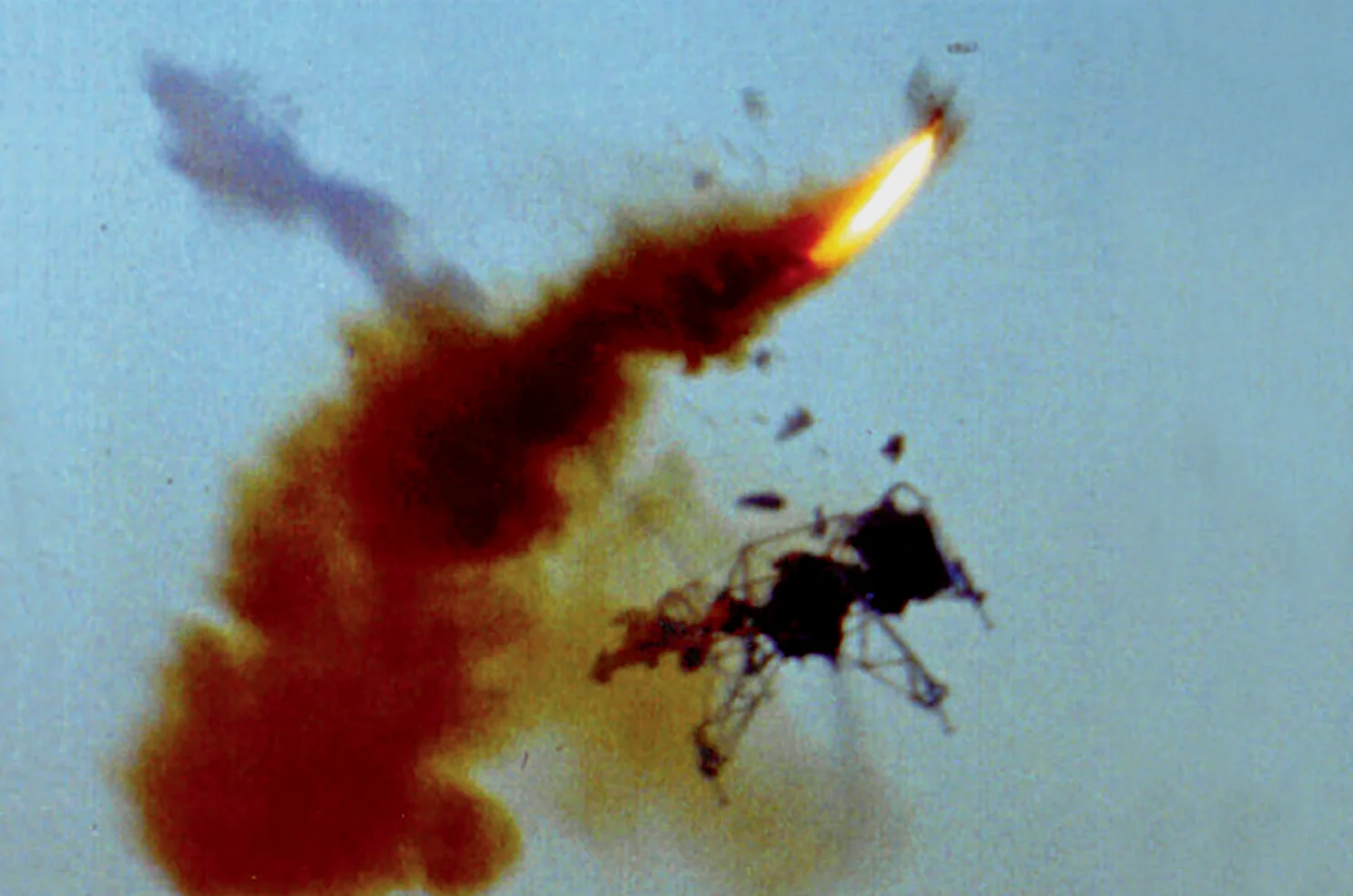 阿姆斯特朗遭遇的飞行训练事故，他从飞行器上成功弹射逃生
