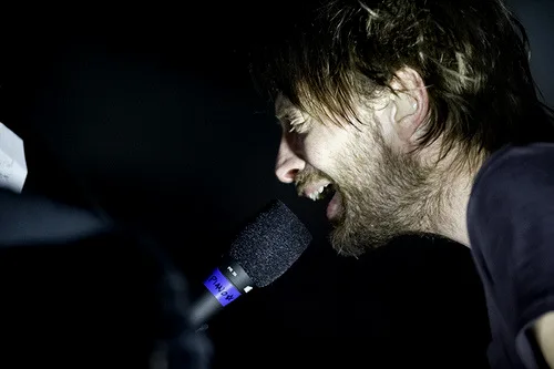 Thom 在2010 Atoms for Peace 巡演的 Oakland, CA 站使用这个麦克。[3]