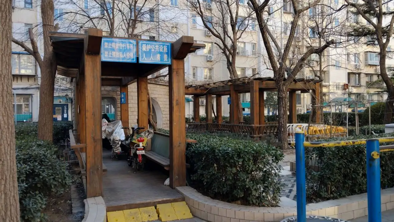 走廊上已经没东西盖着了，其实翻了翻前几年的照片，那时候就已经清理过了。还是更遥远的记忆占领高地了（）