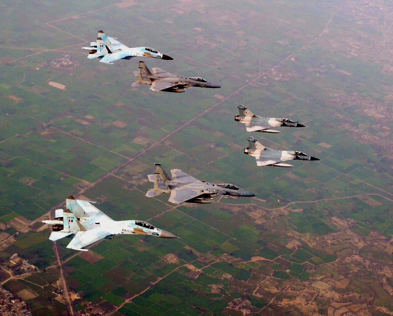 苏-30K、F-15C和幻影2000的编队