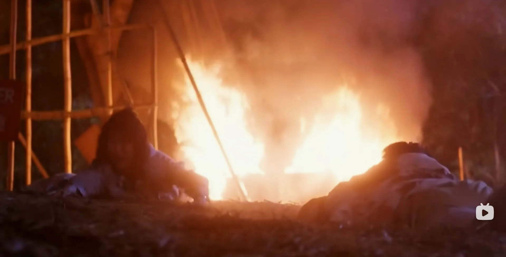 实则彼此错失，以背景的火焰为光源强调其行为及其背后的含义，不得不说早些年的吴导挺有水平的