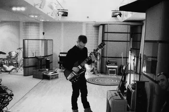 一张照片：Thom 在 Nigel 的旧“医院”录音室用这台音箱录音。原图来自2007年5月19日的 DeadAirSpace，好像是在07年的年初拍的。