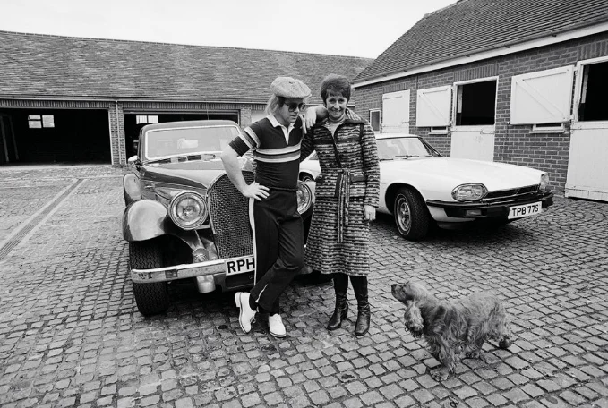 Terry O'Neill 所拍摄的生活中的 Elton John 与他的母亲