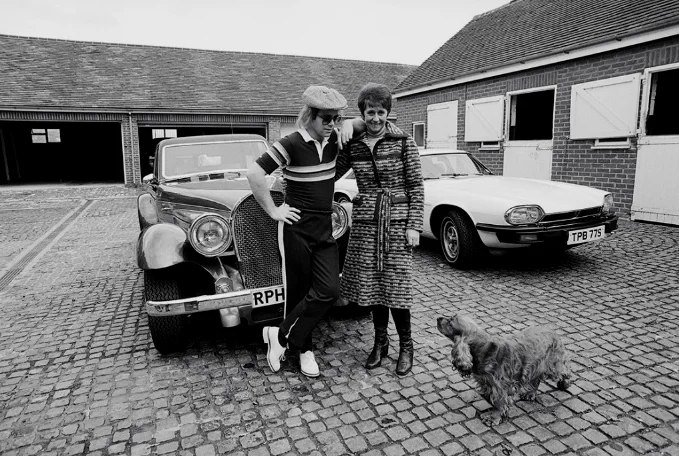 Terry O'Neill 所拍摄的生活中的 Elton John 与他的母亲