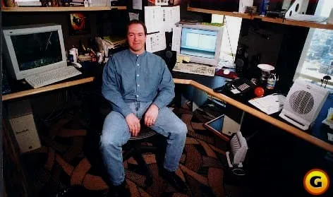 制作人凯利·霍纳坐在离子风暴的办公室中
