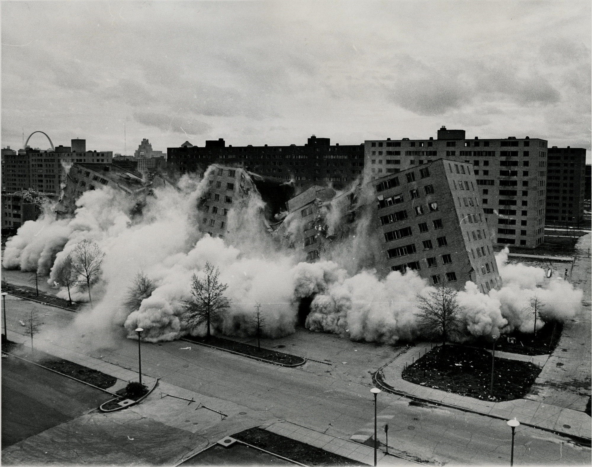 普鲁帝·艾戈公寓被炸毁的瞬间。（值得一提的是，建筑师山崎实的另一件代表作：纽约世界贸易中心大厦，也于2001年9月11日毁于撞机事件）