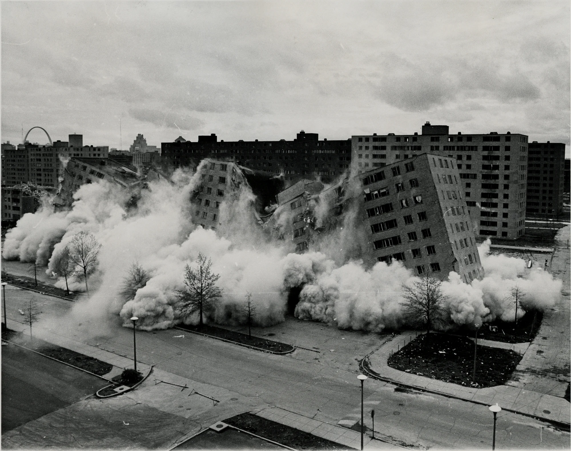 普鲁帝·艾戈公寓被炸毁的瞬间。（值得一提的是，建筑师山崎实的另一件代表作：纽约世界贸易中心大厦，也于2001年9月11日毁于撞机事件）