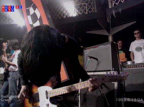 Jonny 和他的原版 Fender Telecaster Plus 吉他、Fender Super 112 音箱以及 Fender Eighty-Five 音箱（1993年 Radiohead 在 Raw Soup 表演 Creep 的现场）。