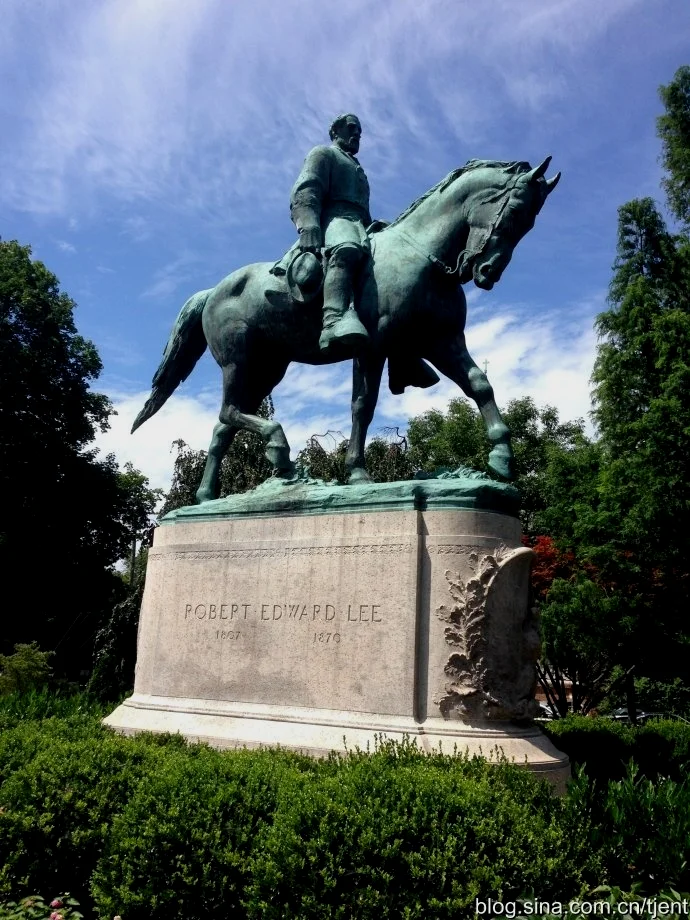 美国弗吉尼亚州夏洛茨维尔市，250多名“白人至上主义者”手举火把，抗议拆除南北战争时期的邦联将军雕像。  骚乱发生后，美国全国开始发生游行并开始拆除本地政府雕像工作。  围绕内战中南方将领罗伯特·李雕像的拆掉与否，形成了激烈对立的两方。