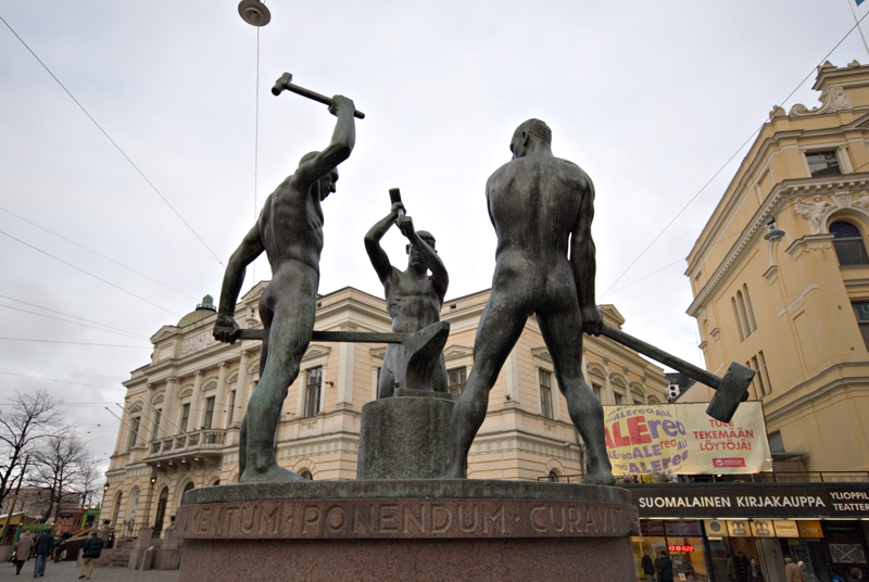 三个抡大锤的光屁股铁匠雕像，位于芬兰赫尔辛基。