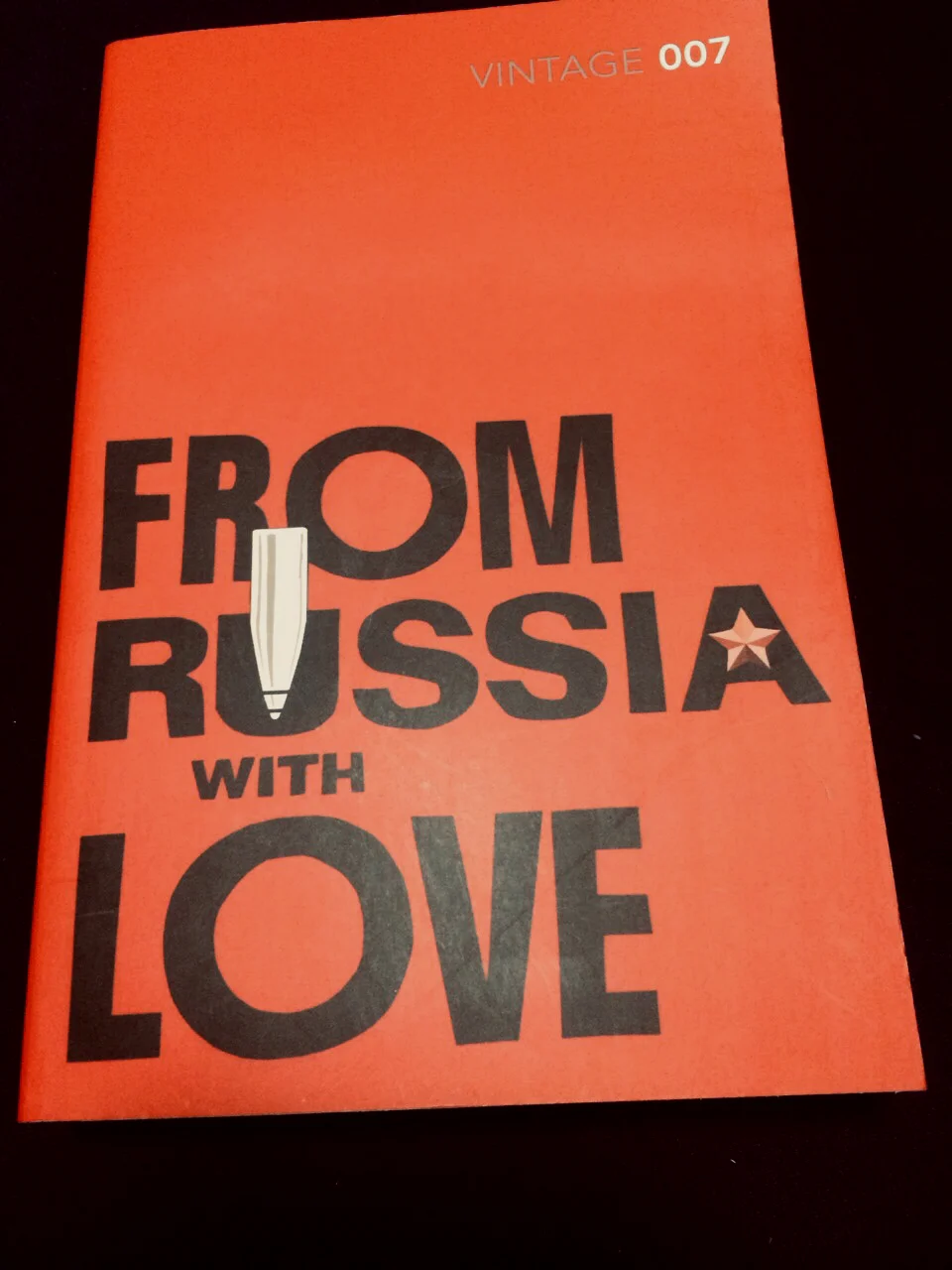 《俄罗斯之恋》是我唯一一本007原文小说，标题直译是“来自俄罗斯的爱情”