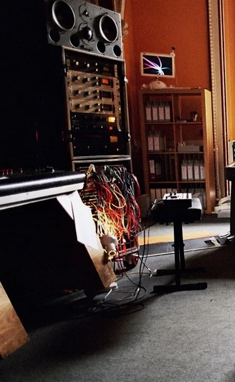 一张拍自2006年9/10月的 Tottenham house 的控制室的照片，当时 Radiohead 正在制作 In Rainbows。钢琴凳上有一台 Elektron MachineDrum。机架包括（从上到下）一台 blackface UREI 1176、三台 silverface 1176s（Rev H）、一台 Tube Tech CL1B 以及一台 Esoteric Audio Research 660.一台2000年上旬产的 Apple iMac 也在图中。