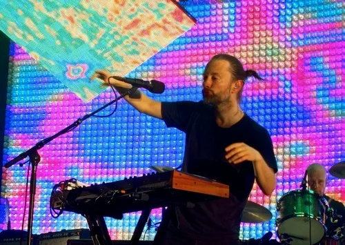 一张照片：Radiohead 在2012年10月6日的曼彻斯特表演中的 Thom 和 Prophet 08。