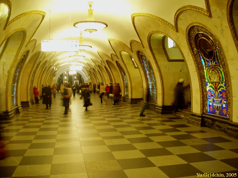Новослободская站，彩色玻璃的主题风格