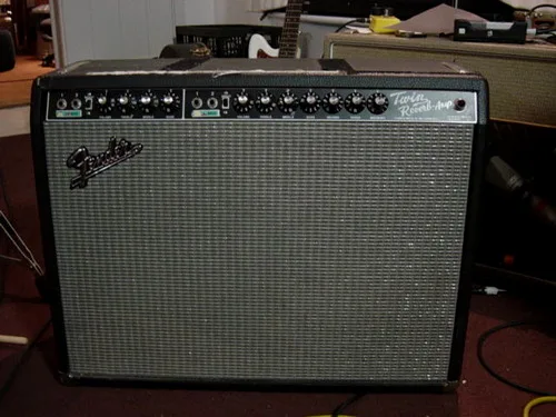 被留下来的一台 Fender Twin Reverb，大约摄自2007年（stringsreunited）。Thom 的1964 Jazzmaster 吉他、MXR Distortion+ 效果器、Boss TU12H 调音器和一台1962 AC30 音箱在后面。