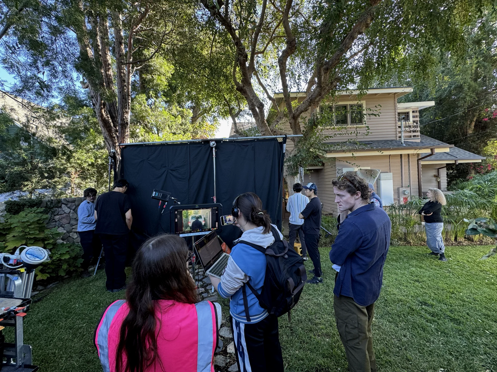 最后把人豪宅楼梯刮了 要赔2000块😭