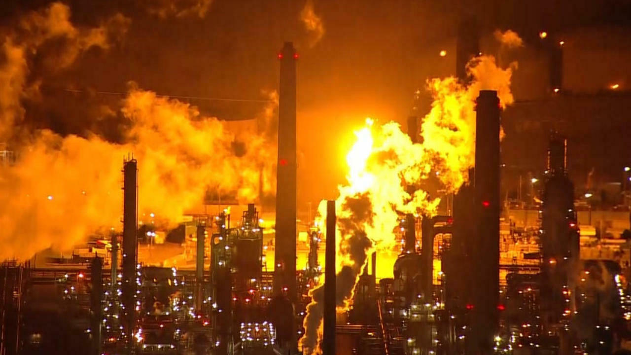2022年12月10日，燃烧中的马丁内斯炼油厂。（来源：CBS NEWS）