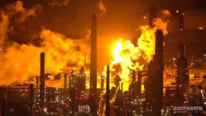 2022年12月10日，燃烧中的马丁内斯炼油厂。（来源：CBS NEWS）
