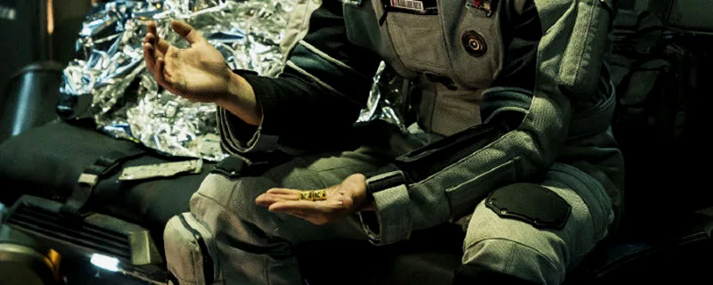 这手上就是跑团核心D20，图片上半部分涉嫌侵权，各位见谅