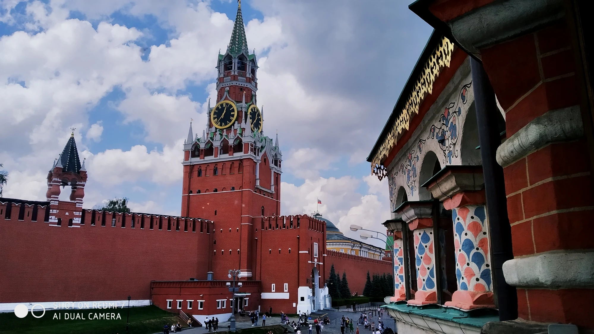 照片中心较大的塔楼为斯巴斯克塔（Спасская башня），左侧较小的为沙皇塔（Царская Башня）