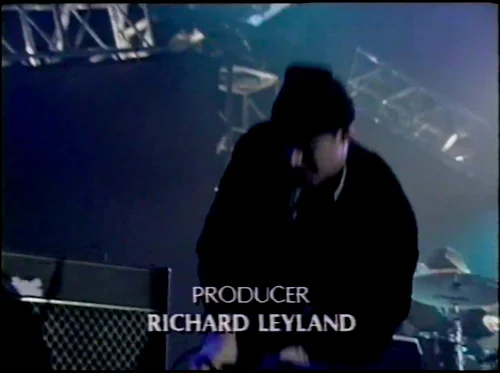 一张截图：你可以看到乐队在1993年1月14日于 The Beat 进行的电视表演上的 Vox AC30。