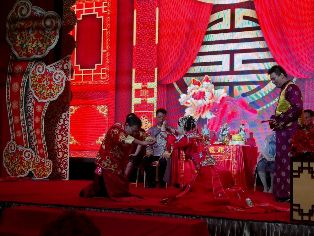 好玩的是对拜第一拜的距离没算好，俩人都缩了一下