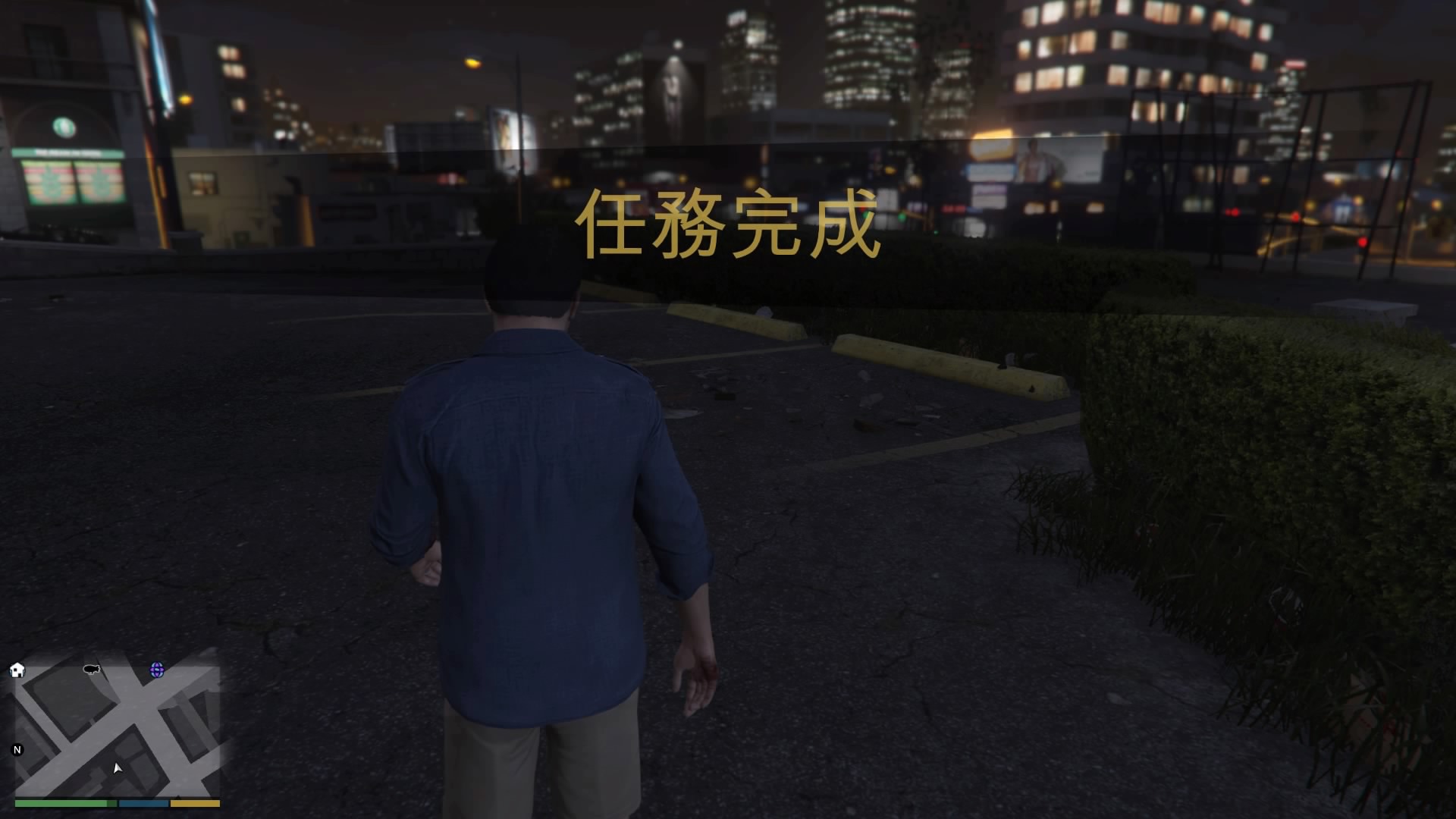 注意左下角地图，《GTA》在做完任务后会刻意地远离任务点，让玩家启动下一轮漫游循环