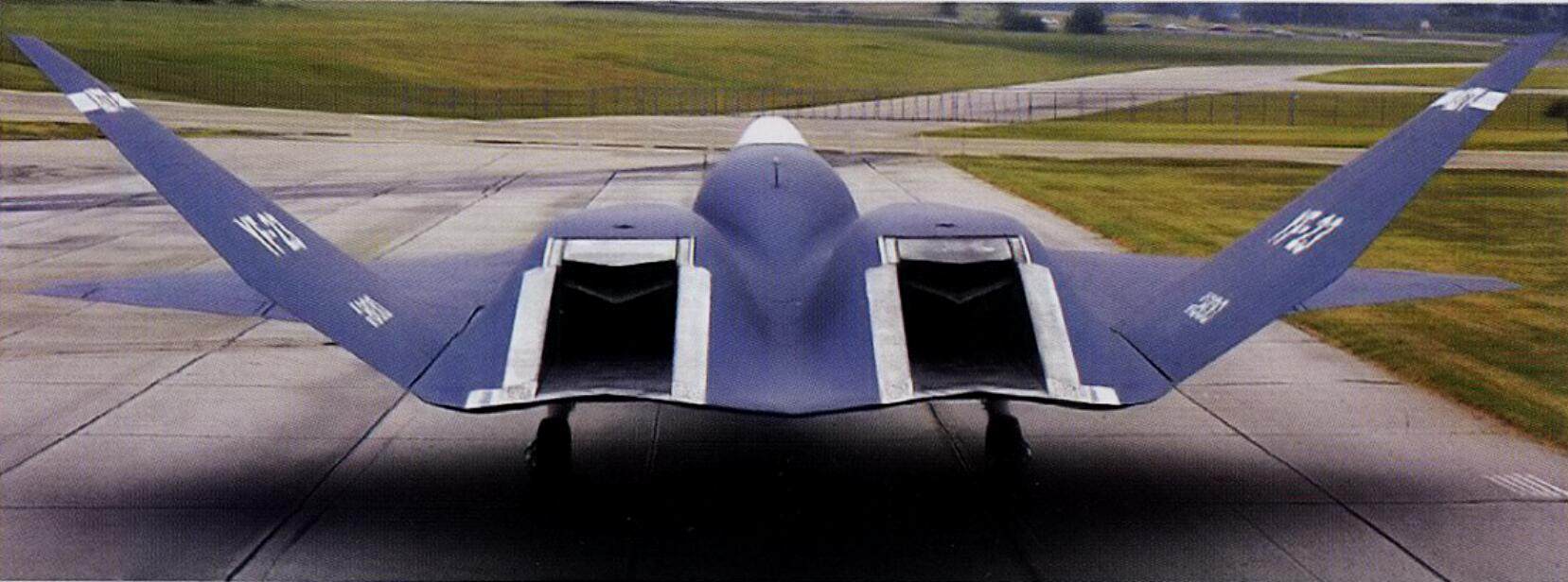 YF-23的发动机排气系统类似B-2的设计，发动机喷嘴位于机尾上方，喷嘴离机尾末端还有一段固定式排气槽。