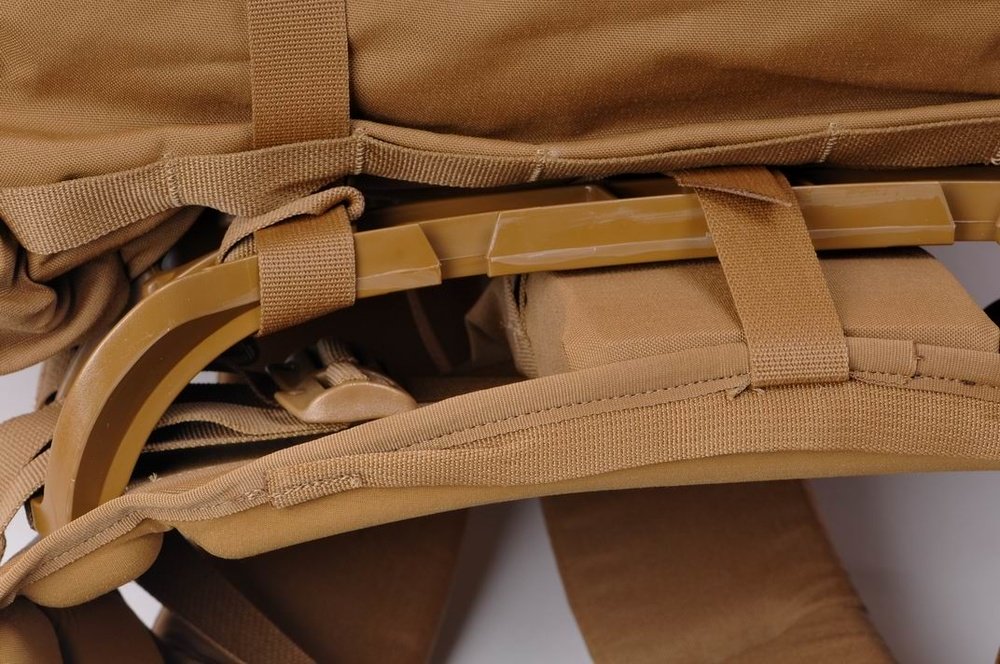 背架、背带系统、腰部支撑组件和主包本体使用多条织带固定在一起，另外主包本体上还设有两对背带环，可以在背架或背带系统损坏的情况下穿上带子构成应急使用的简易背负背带
