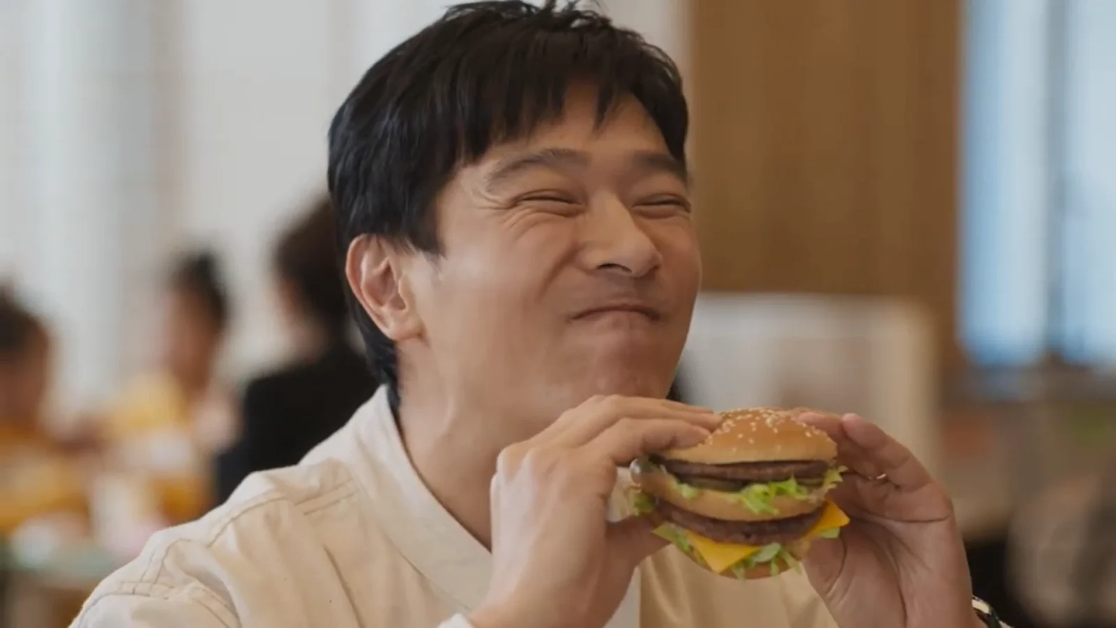 不开心就来个汉堡吧！堺雅人出演麦当劳巨无霸广告