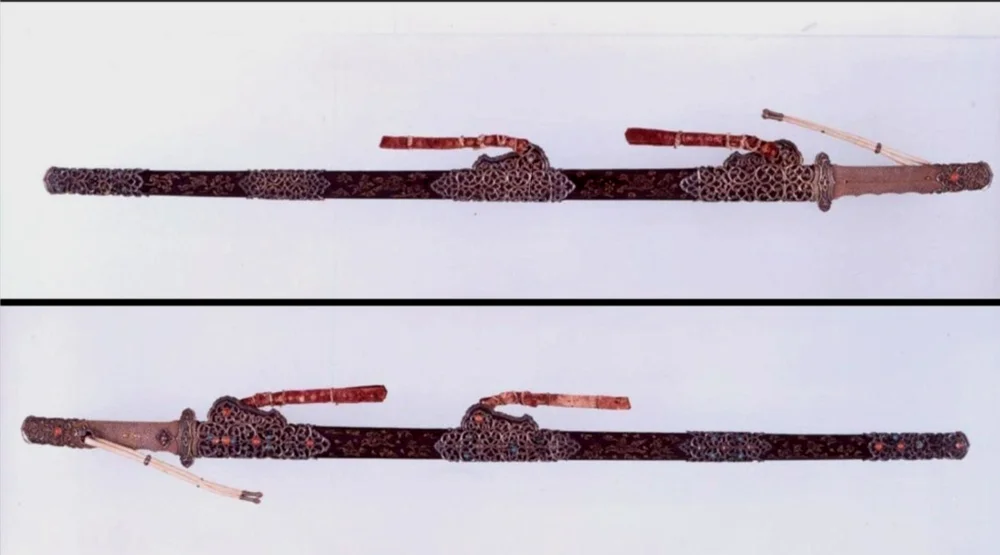日本正仓院保存的“唐样大刀”，虽然刀条更接近中国的环首刀，但刀装风格明显更类似当时的游牧刀剑，这种风格可能来自于经中原地区转手舶来的突厥刀剑。