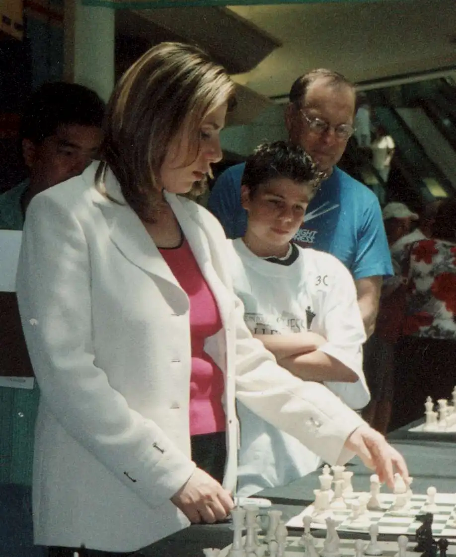 苏珊·波尔加，致力于象棋教育事业。伟大